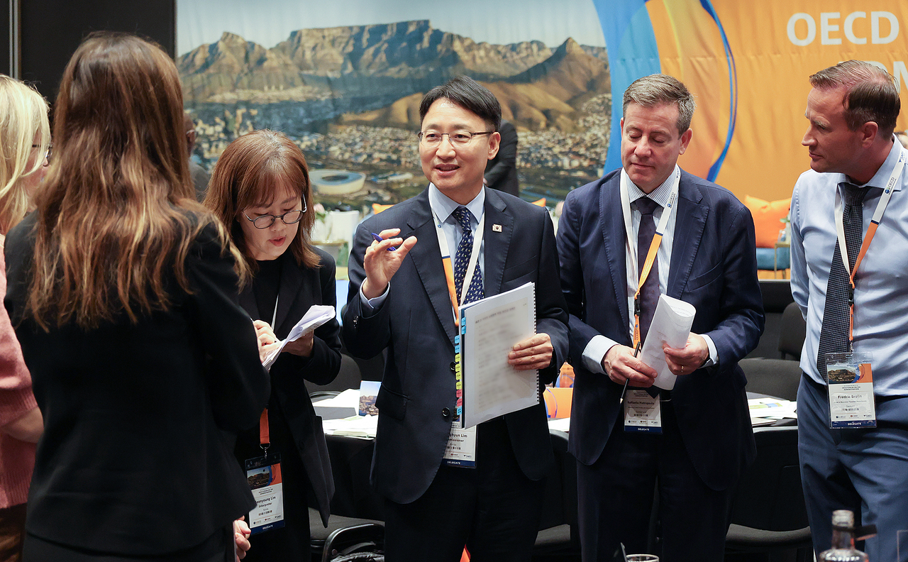 NTS Commissioner Lim Kwang-hyun (center) speaks with other officials during the 18th Plenary Meeting of the OECD Forum on Tax Administration in Cape Town, held Tuesday to Thursday. (National Tax Service of Korea)