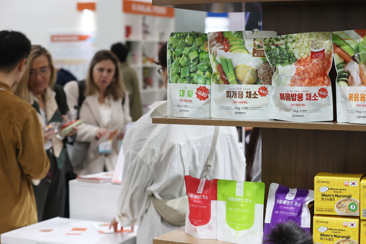 Foreign visitors speak with staff at a Korean food expo at Coex in southern Seoul on Oct. 29. (Yonhap)