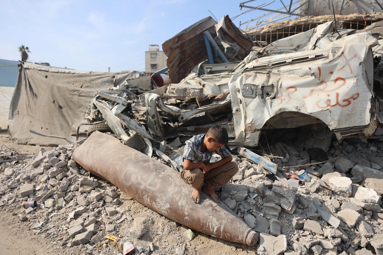 A Palestinian boy sits on an unexploded missile in the Al-Rimal neighborhood of Gaza City on Nov. 12. (AFP-Yonhap)