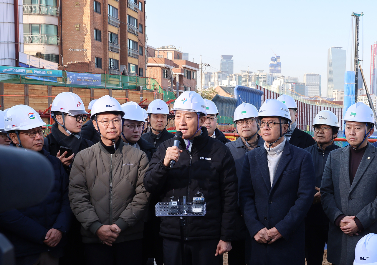 오세훈 서울시장이 19일 서울 동작구 노량진 재정비촉진지구 착공 현장을 방문해 현황 설명을 들은 뒤 발언하고 있다. [연합뉴스]