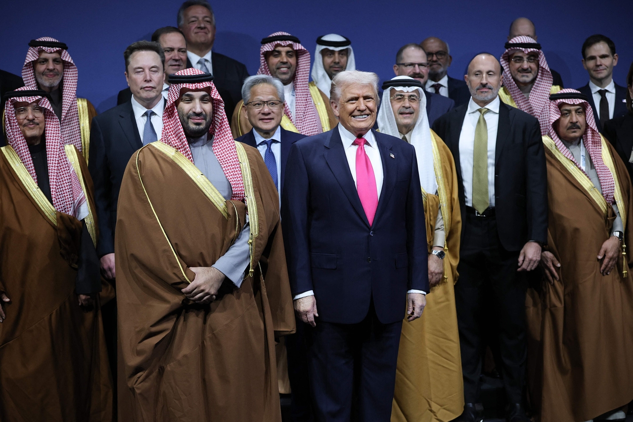 US President Donald Trump (center) and Saudi Crown Prince Mohammed bin Salman (center left) of Saudi Arabia stand for a photo at a Washington forum, Wednesday. (AFP-Yonhap)