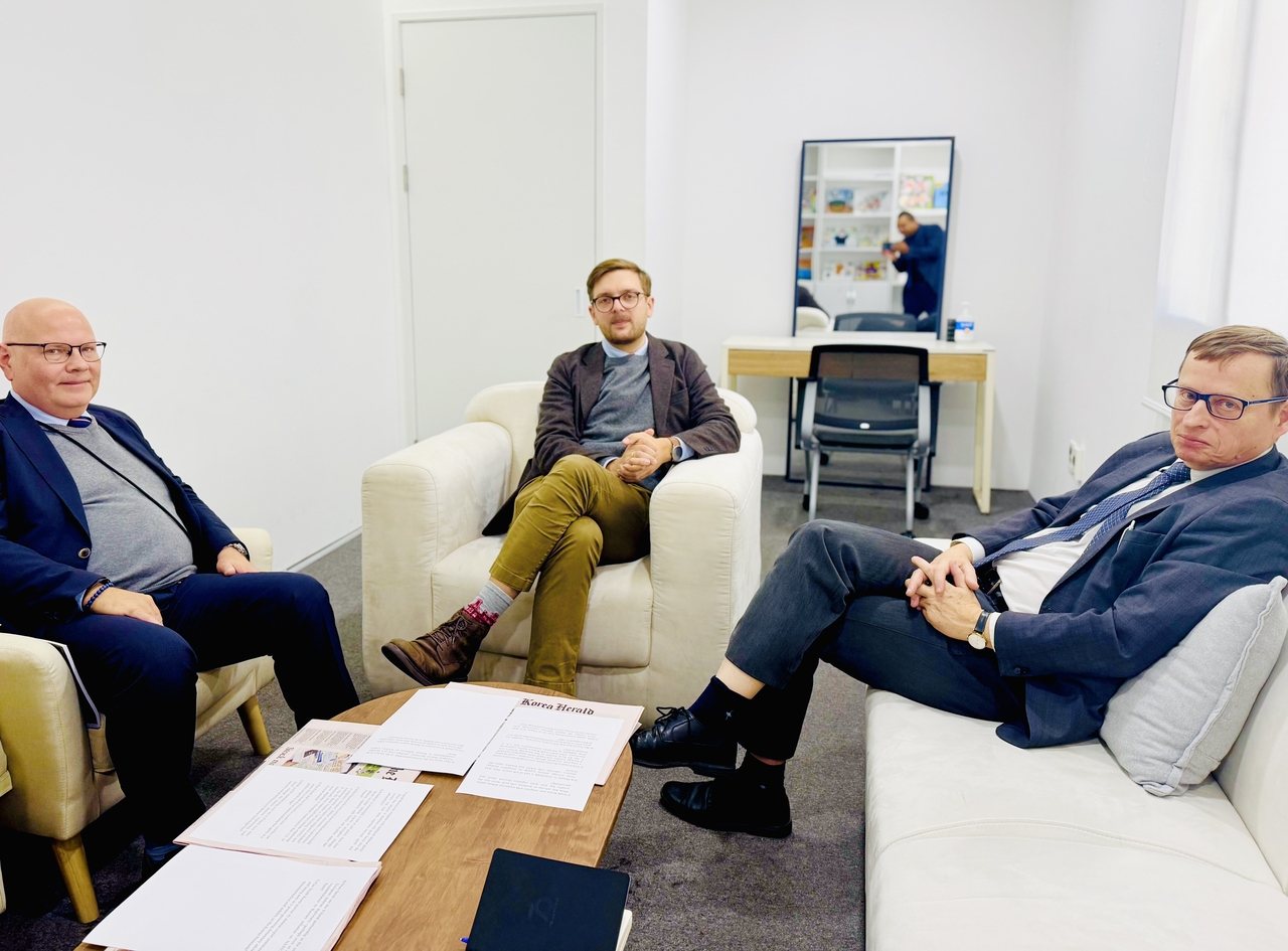 Jakub Jakobowski (left), deputy director of the OSW Center for Eastern Studies, Witold Rodkiewicz (right), analyst at the OSW Center for Eastern Studies, and Marek Menkiszak, head of the Russian Department at the OSW Center for Eastern Studies, speak in an interview with The Korea Herald at Herald Square in Yongsan-gu, Seoul, on Wednesday. (Sanjay Kumar/The Korea Herald)