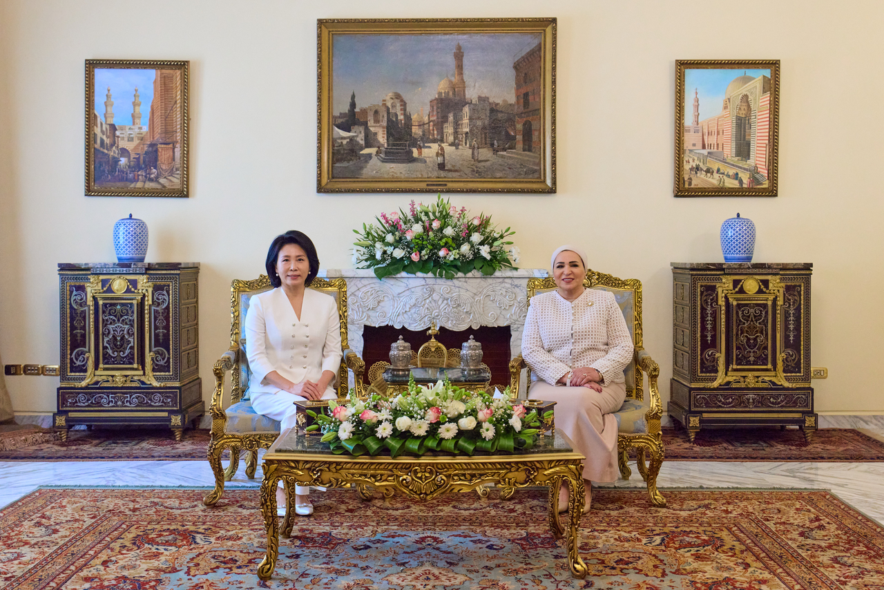 First lady Kim Hea Kyung (left) and Egyptian first lady Intissar el-Sisi pose for a photo during their meeting at the presidential palace in Cairo on Thursday, in this pool photo. (Yonhap)