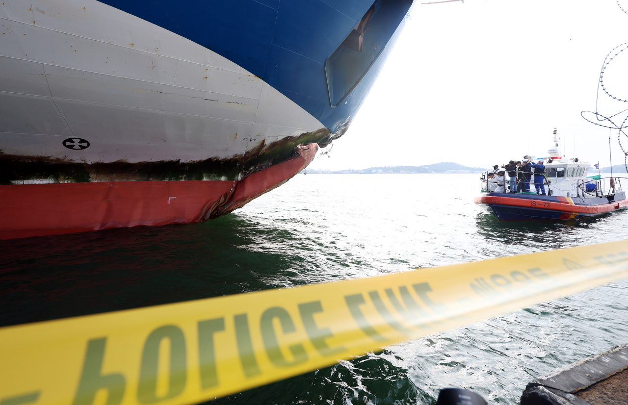 Coast Guard investigators and National Forensic Service experts examine the Queen Jenuvia II in Mokpo, South Jeolla Province, southwestern South Korea, on Thursday, after its grounding accident the previous day. (Yonhap)