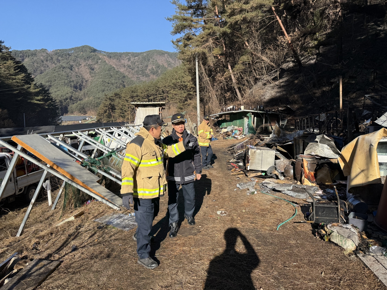 Oh Seung-hoon, head of the Gangwon Province Fire Department, inspects the site of a wildfire in Girin-myeon, Inje County, Gangwon Province, Friday. (Yonhap)