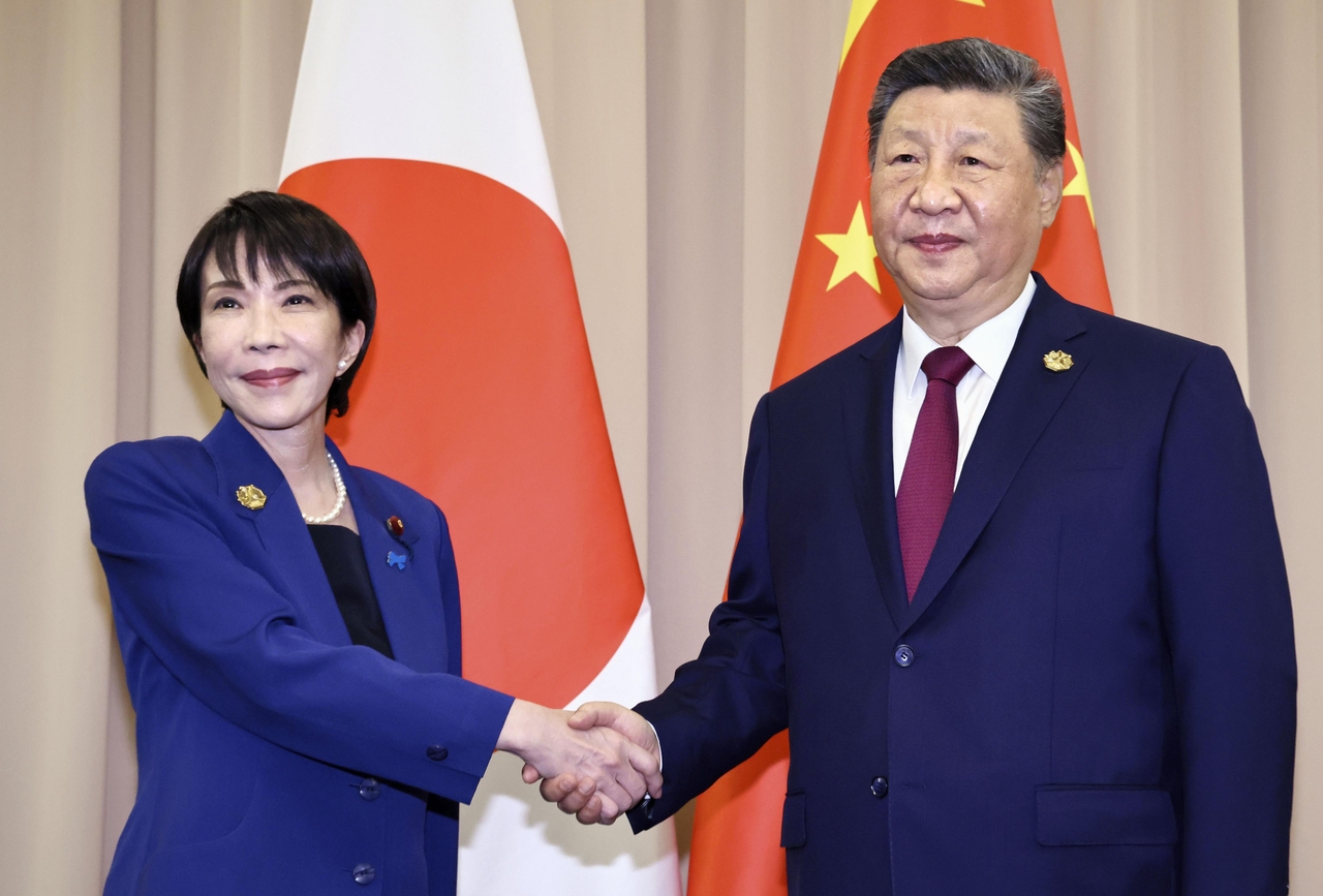 시진핑 중국 국가주석과 다카이치 사나에 일본 총리가 지난달 31일 경주에서 열린 중일 정상회담에 앞서 악수하고 있다. [연합]