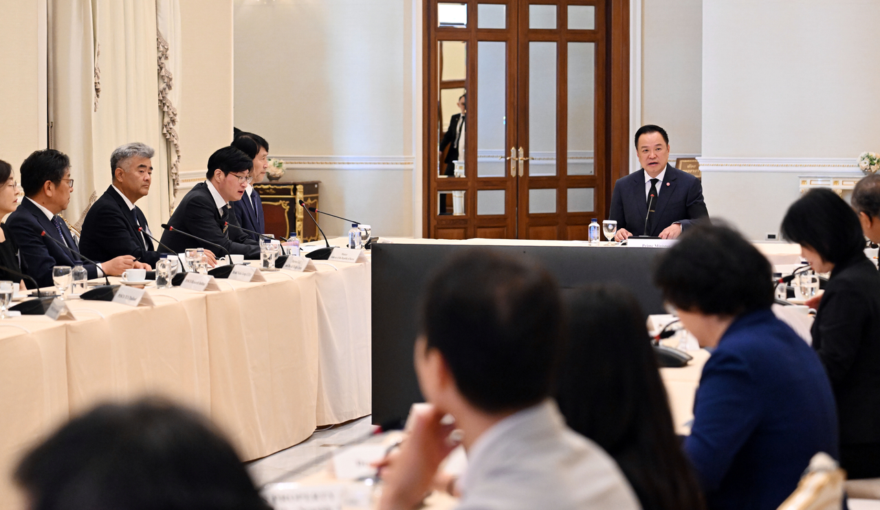 Thai Prime Minister Anutin Charnvirakul (center) speaks during a meeting with a South Korean economic delegation at the Government House of Thailand in Bangkok on Tuesday. The delegation included National Assembly Deputy Speaker Rep. Lee Hack-yong (fifth from left); Kim Nam-hyuk (fourth from left), minister at the South Korean Embassy in Thailand; Jung Won-ju (third from left), chairman of Daewoo E&C and Herald Media Group; Choi Jin-young (second from left), CEO of Herald Media Group; and Kim Hee (far left), vice president of the Posco Research Institute. Thai government officials are seen on the right. (Park Hae-mook/The Korea Herald)