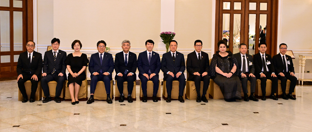 From left: Tanee Sangrat, Thai ambassador to South Korea; Kim Nam-hyuk, minister at the South Korean embassy in Thailand; Kim Hee, vice president of the Posco Research Institute; Choi Jin-young, CEO of Herald Media Group; Jung Won-ju, chairman of Daewoo E&C and Herald Media Group; Rep. Lee Hack-yong, deputy speaker of South Korea’s National Assembly; Thai Prime Minister Anutin Charnvirakul; Ekniti Nitithanprapas, deputy prime minister and finance minister; Supamas Isarabhakdi, minister attached to the prime minister’s office; Sarun Charoensuwan, secretary to the foreign affairs minister; Vuttikrai Leewiraphan, permanent secretary of the commerce ministry; and Narit Therdsteerasukdi, secretary-general of the Thailand Board of Investment, pose for a photo at the Government House of Thailand in Bangkok. (Park Hae-mook/The Korea Herald)