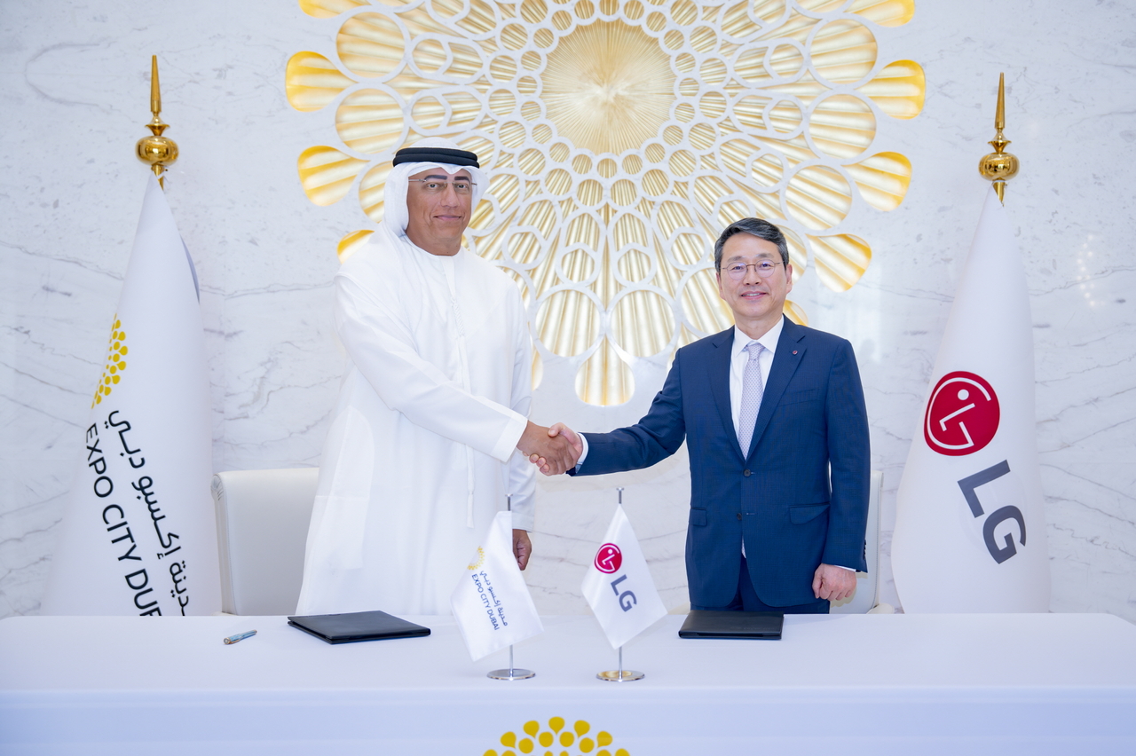 Ahmed Al Khatib (left), chief development and delivery officer at Expo City Dubai, and LG Electronics CEO Cho Joo-wan shake hands after signing a partnership agreement in Dubai of the United Arab Emirates on Wednesday. (LG Electronics)