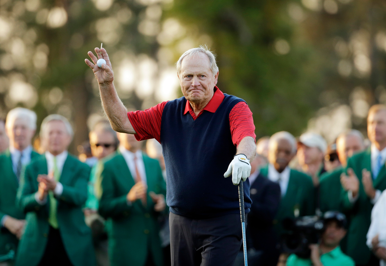 Jack Nicklaus waves before hitting the first tee for the honorary tee off before the first round of the Masters golf tournament in Augusta, Georgia, April 9, 2015.   AP-Yonhap