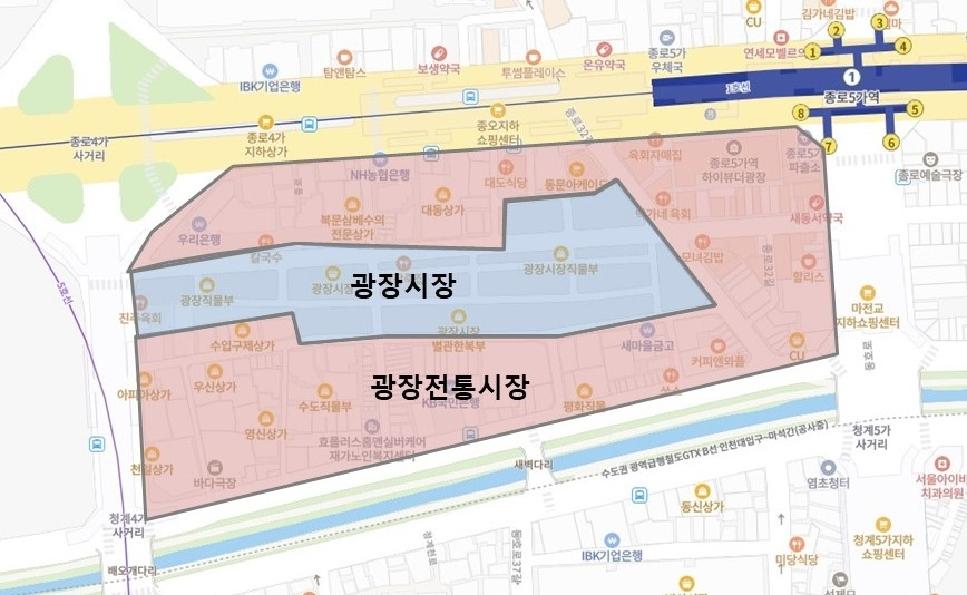 A map depicts the Gwangjang Market in blue and the Gwangjang Traditional Market in red, where makeshift food stalls operate,drawing tourists. (Jongno-gu Office)