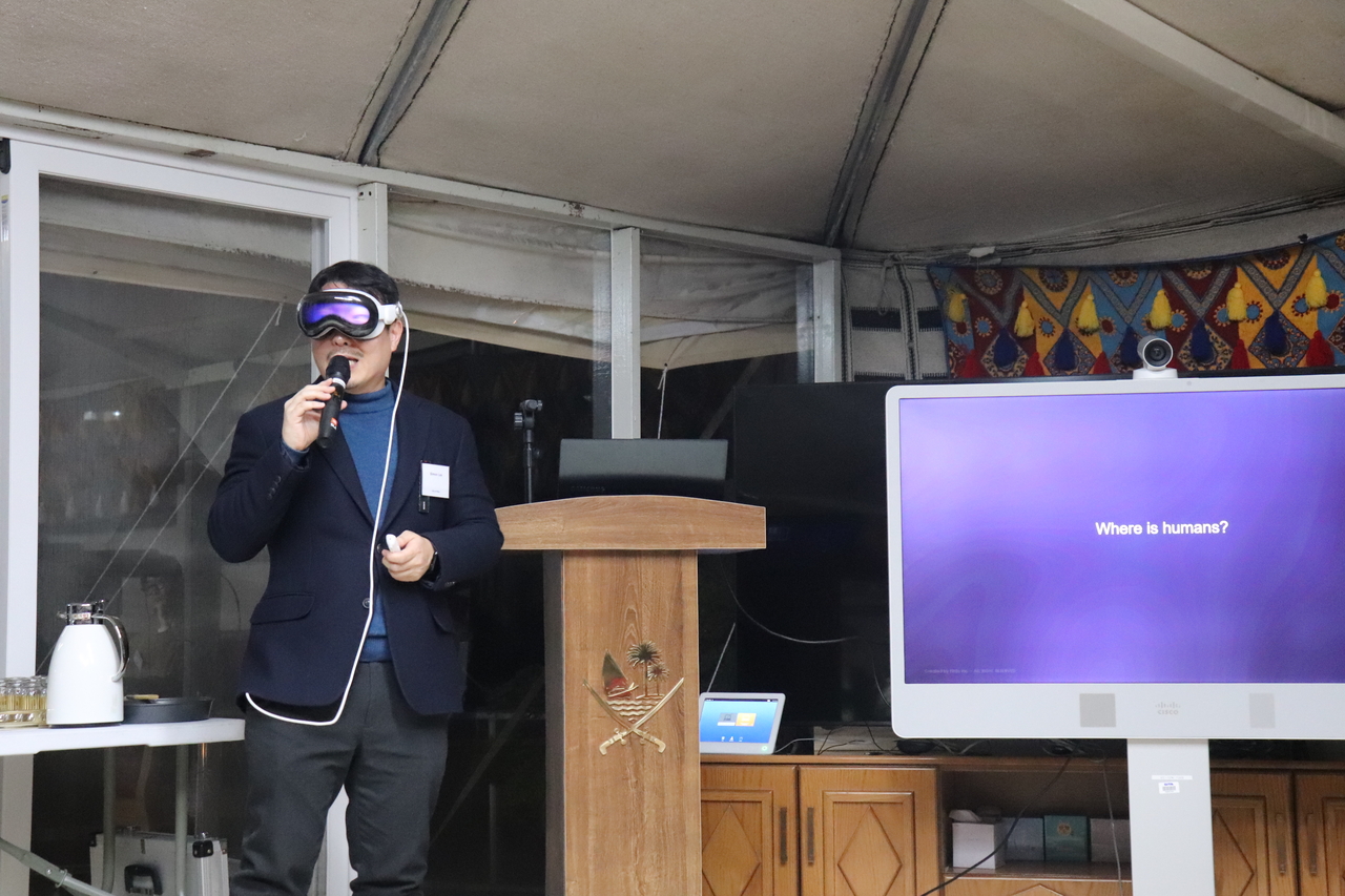 Simon Lee, founder and CEO of Flitto, delivers lecture on artificial intelligence's global impact at the Corea Image Communication Institute's event held at the residence of the Qatari ambassador in Seoul on Nov. 18. (CICI)