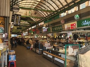 Overcharging scandal at Gwangjang Market escalates into fight among merchant groups