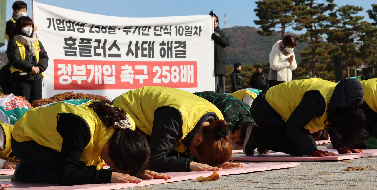 Members of a labor union stage a protest calling for government intervention to resolve the Homeplus crisis near the presidential office in Yongsan, central Seoul, Nov. 17. (Newsis)
