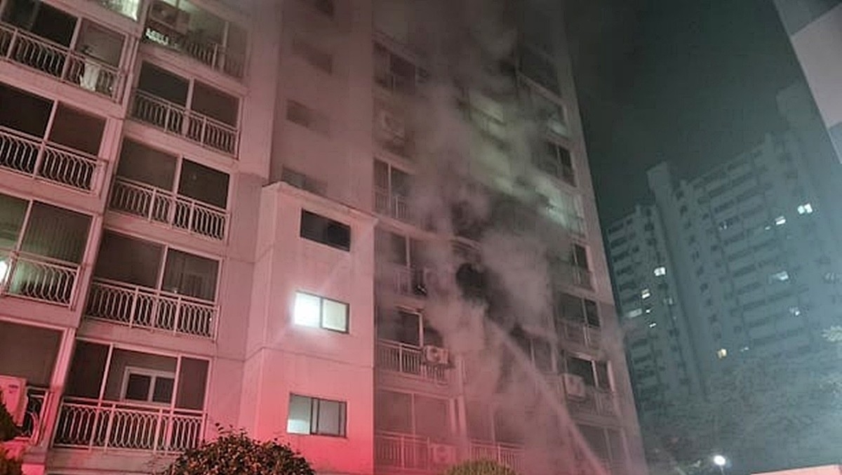 Smoke is seen coming out of a third-floor unit of an apartment building in northern Gwangju at around 10:52 p.m. on Thursday. (Gwangju Bukbu Fire Station)
