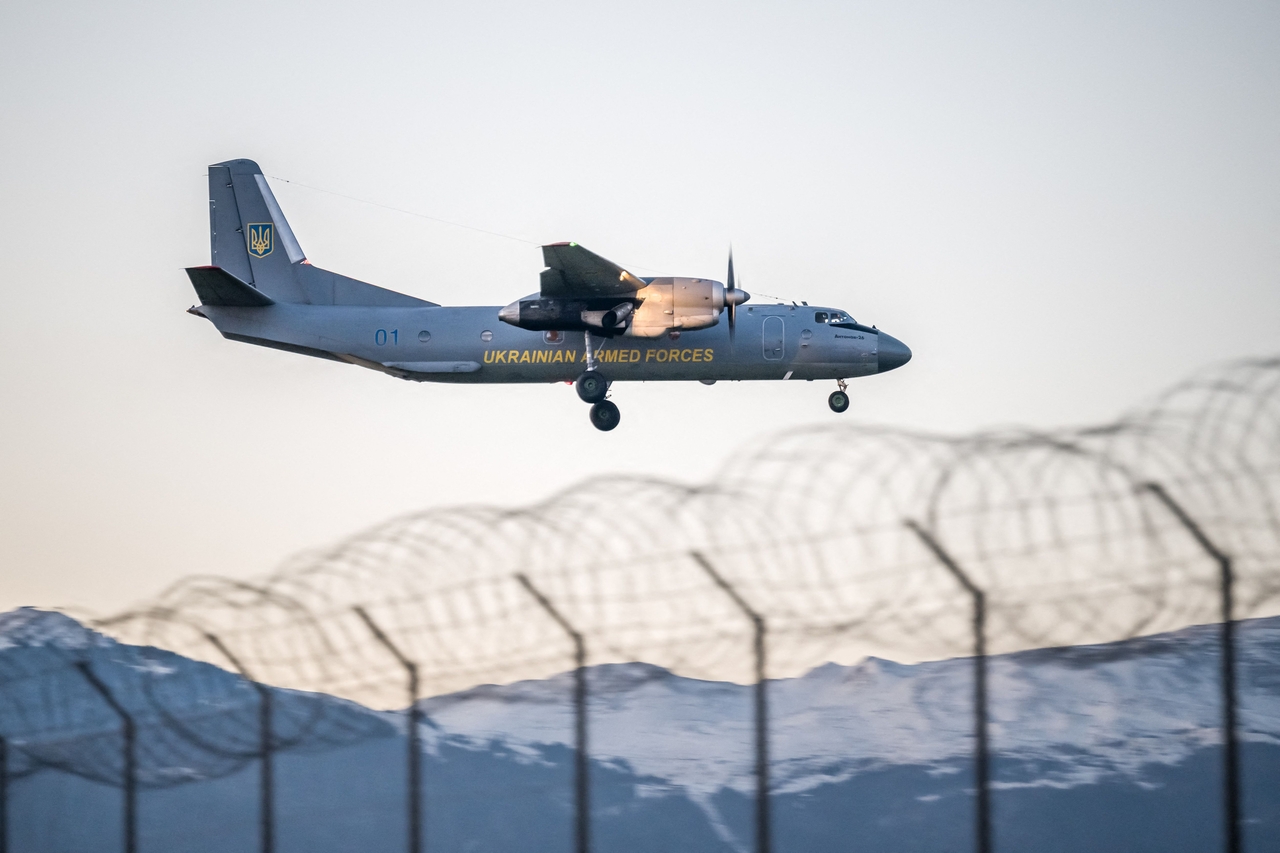 A Ukrainian military plane is seen landing at Geneva airport Saturday. (AFP-Yonhap)