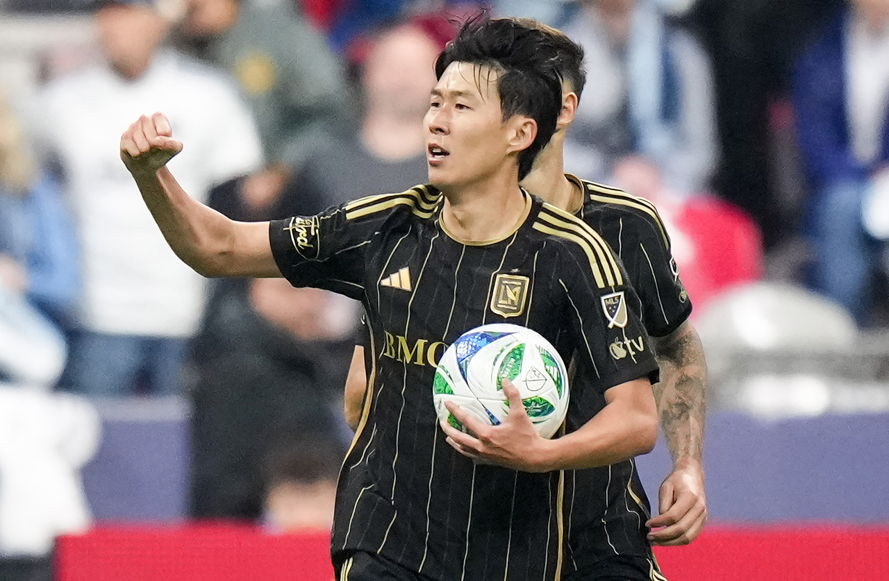 Los Angeles FC's Son Heung-min celebrates after his goal against the Vancouver Whitecaps during the second half of the MLS Western Conference semifinal soccer match in Vancouver, British Columbia, Saturday. (AP-Yonhap)