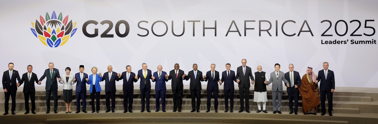 President Lee Jae Myung (fourth from right) poses for a photo with world leaders who gathered to attend the Group of 20 Summit in Johannesburg, South Africa, on Saturday. (Pool photo via Yonhap)