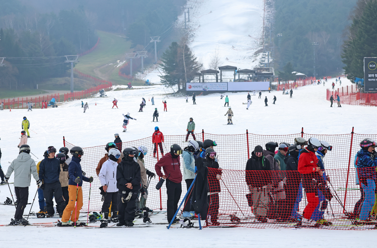 Snowboarders and skiers line up for lifts at Yongpyong Ski Resort in Pyeongchang, Gangwon Province, on Sunday. (Yonhap)