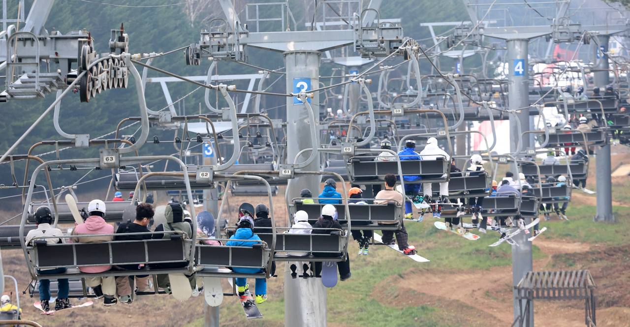 Skiers and snowboarders ride the lifts at Yongpyong Ski Resort in Pyeongchang, Gangwon Province, on Sunday. (Yonhap)