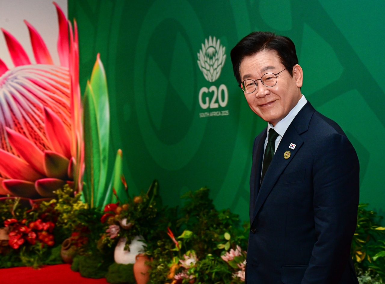 President Lee Jae Myung enters the meeting venue of the Group of 20 Summit in Johannesburg, South Africa, on Sunday. (Courtesy of G20 Secretariat)