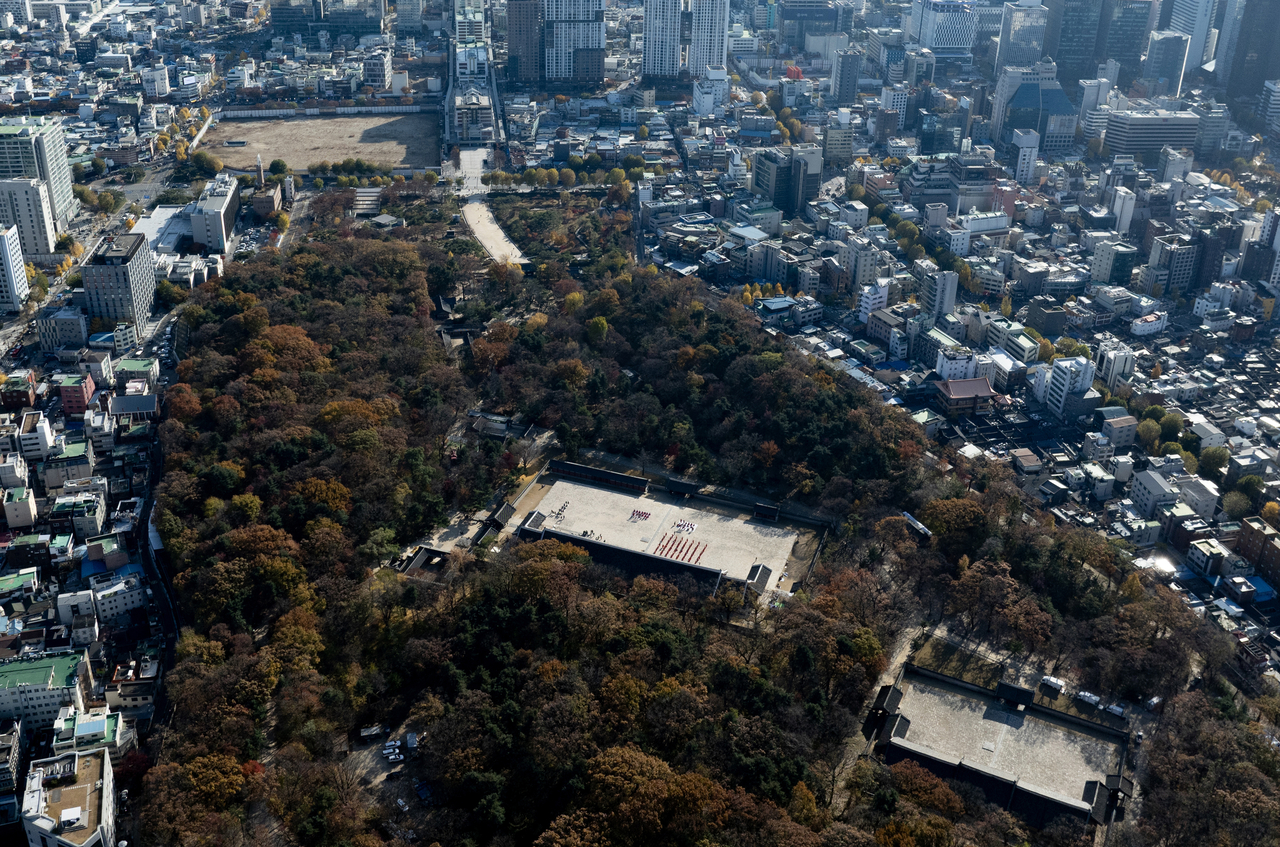 This photo shows a view of the Sewoon District 4 redevelopment zone beyond Jongmyo Shrine in Jongno-gu, Seoul, on Tuesday. (Yonhap)