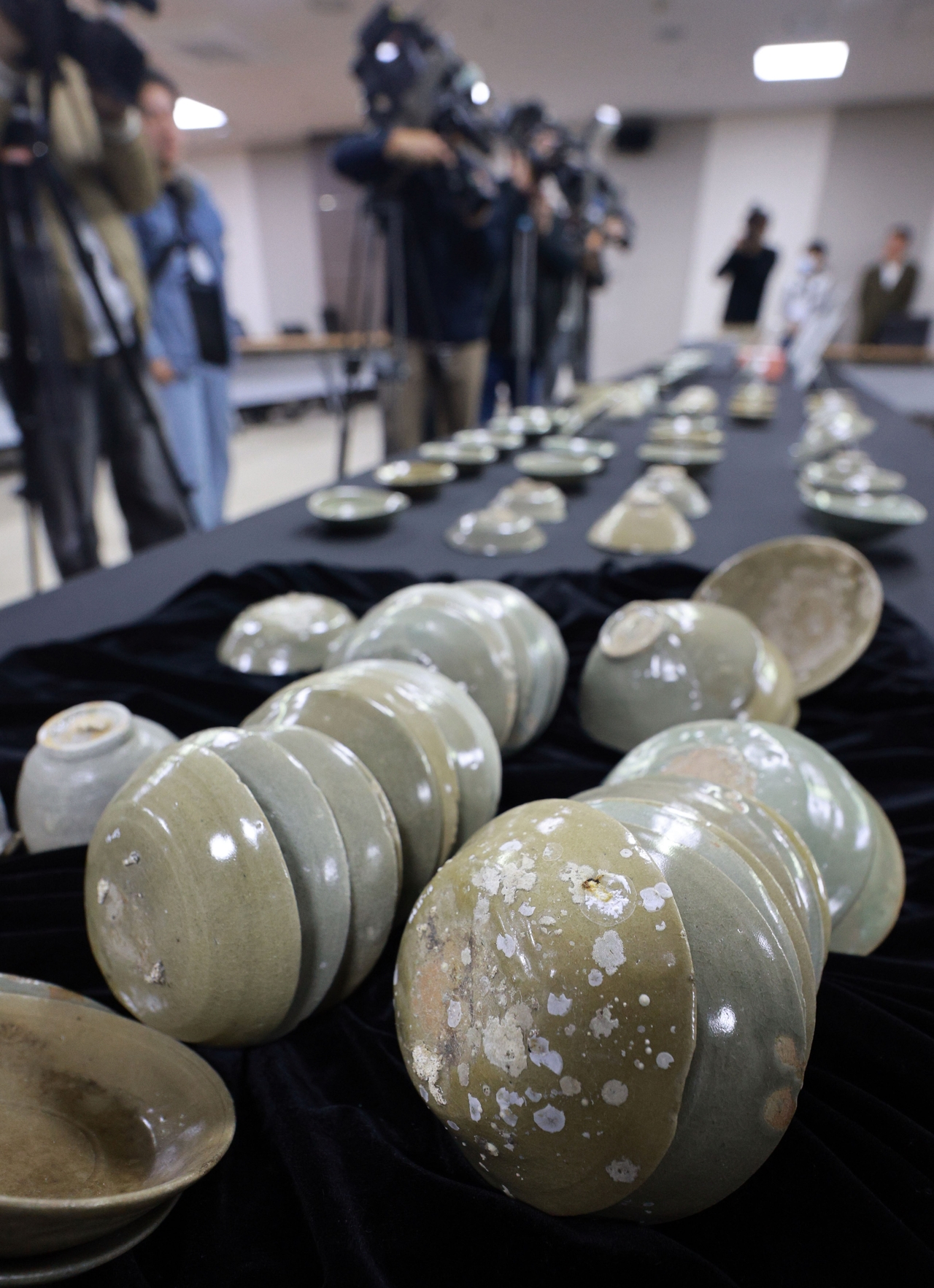 Stacks of Goryeo celadon bowls recovered from an underwater site off Taean, on Korea’s west coast, are displayed for the press at the National Palace Museum of Korea on Nov. 10. (Yonhap)