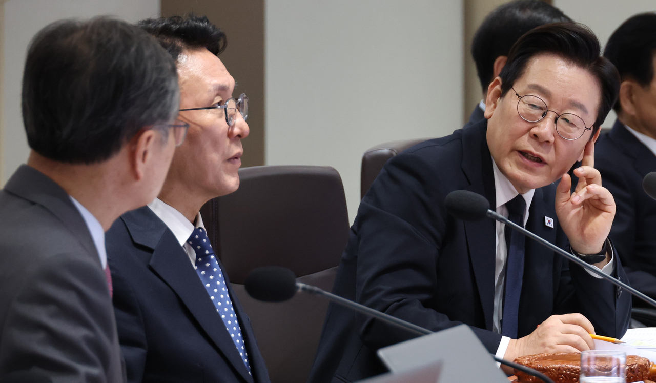resident Lee Jae Myung asks a question to Foreign Minister Cho Hyun after receiving a briefing from the Foreign Ministry during a Cabinet meeting at the presidential office in Yongsan on Nov. 4. (Yonhap)