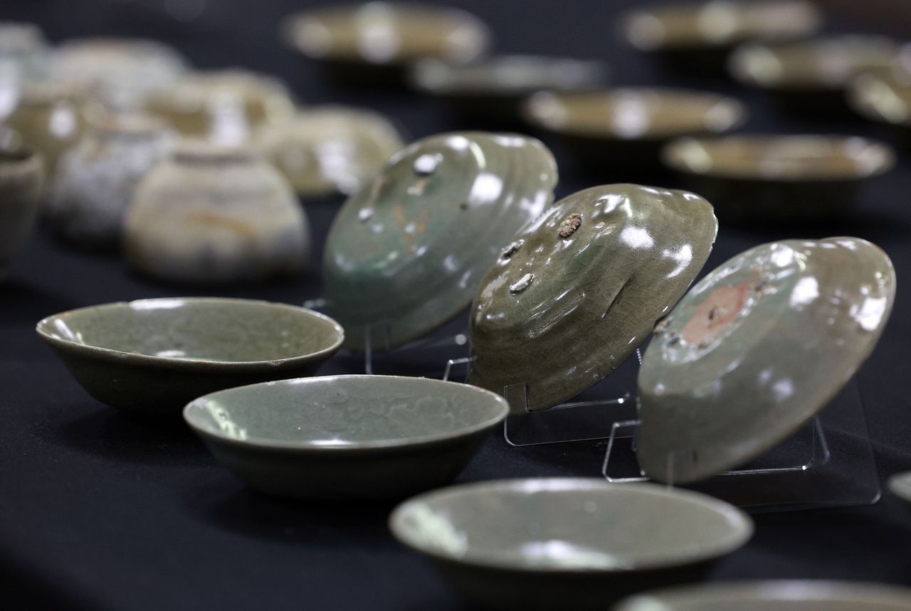 Goryeo-era celadon bowls recovered from the seabed off Taean are displayed at the National Palace Museum in Seoul on Nov. 10. (Yonhap)