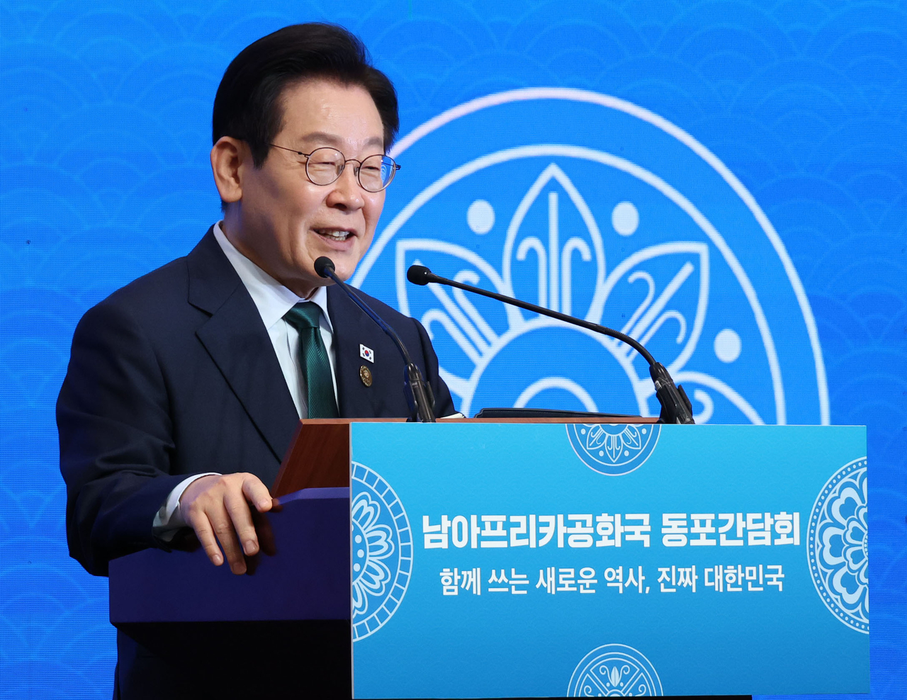 South Korean President Lee Jae Myung speaks during a meeting with South Korean residents in Johannesburg, South Africa, on Sunday. (Yonhap)