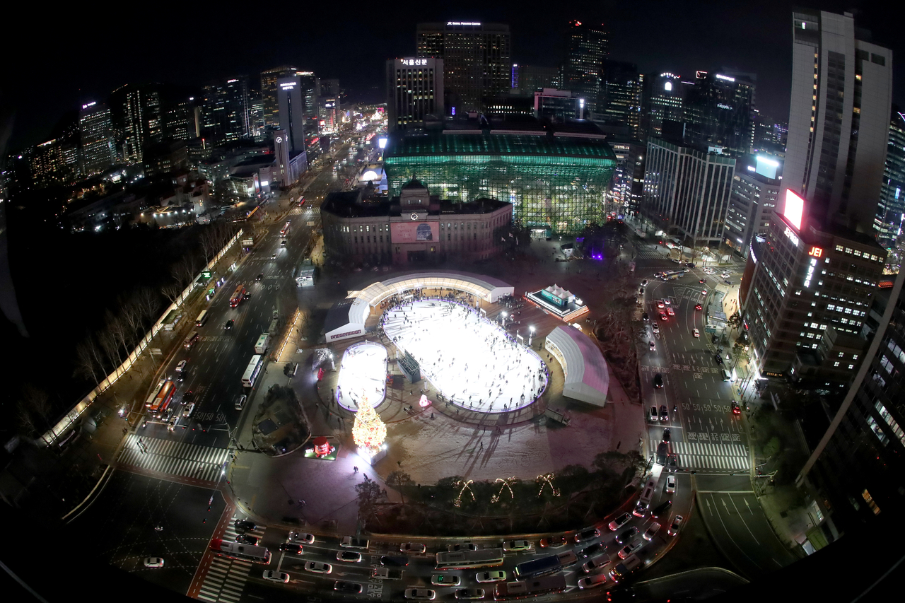 A bird’s-eye view of the ice skating rink at Seoul Plaza in central Seoul in 2024. (Seoul Metropolitan Government)