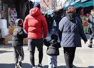 BOK official says higher pay for wives may be key to boosting birthrates