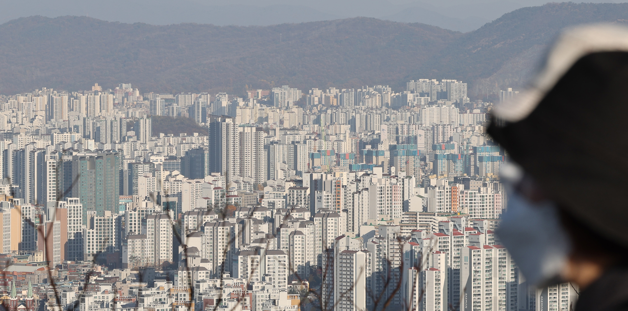 A view of apartment complexes in Seoul, taken from Namsan on Nov. 17. (Yonhap)