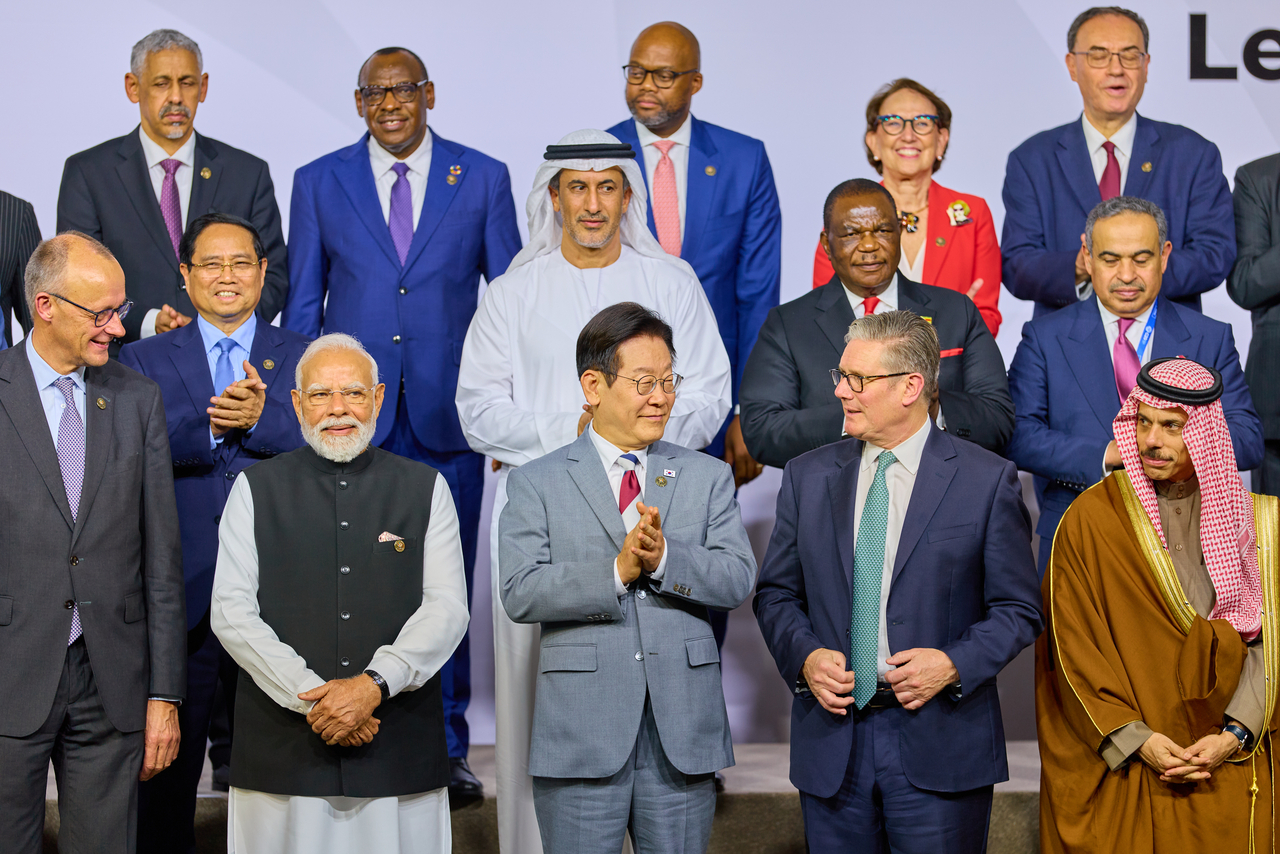 President Lee Jae Myung (C, front row) poses for a photo with leaders of the Group of 20 and international organizations held at the Nasrec Expo Centre in Johannesburg, South Africa, on Saturday. (Yonhap)