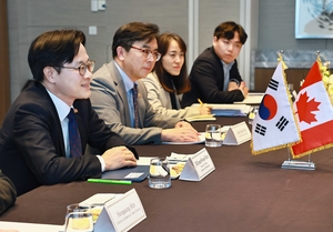 Industry minister promotes S. Korea's submarine capabilities in meeting with Canadian counterpart