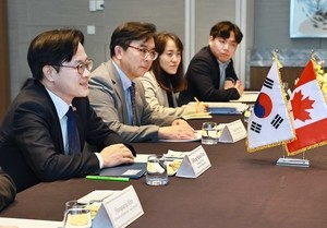 Industry minister promotes S. Korea's submarine capabilities in meeting with Canadian counterpart