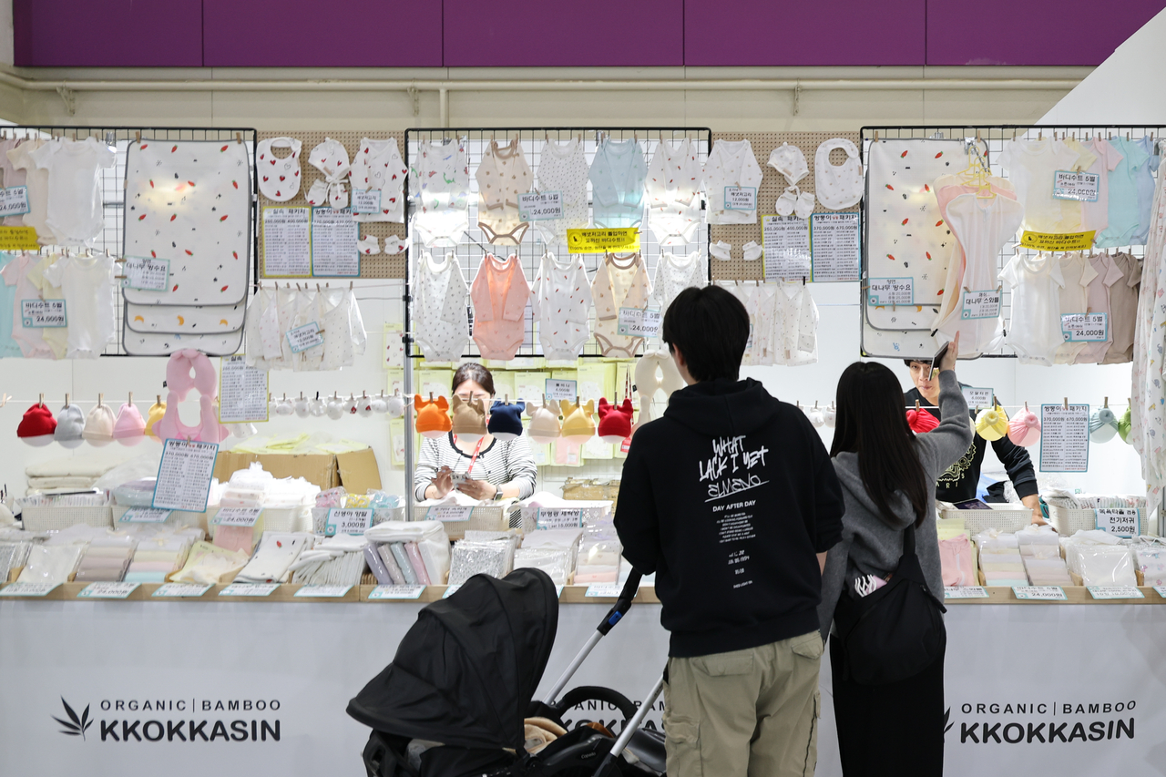 Visitors view exhibition booths at the KOBE Baby Fair held at COEX in Samseong-dong, Gangnam-gu, Seoul, on Dec. 6. (Yonhap)