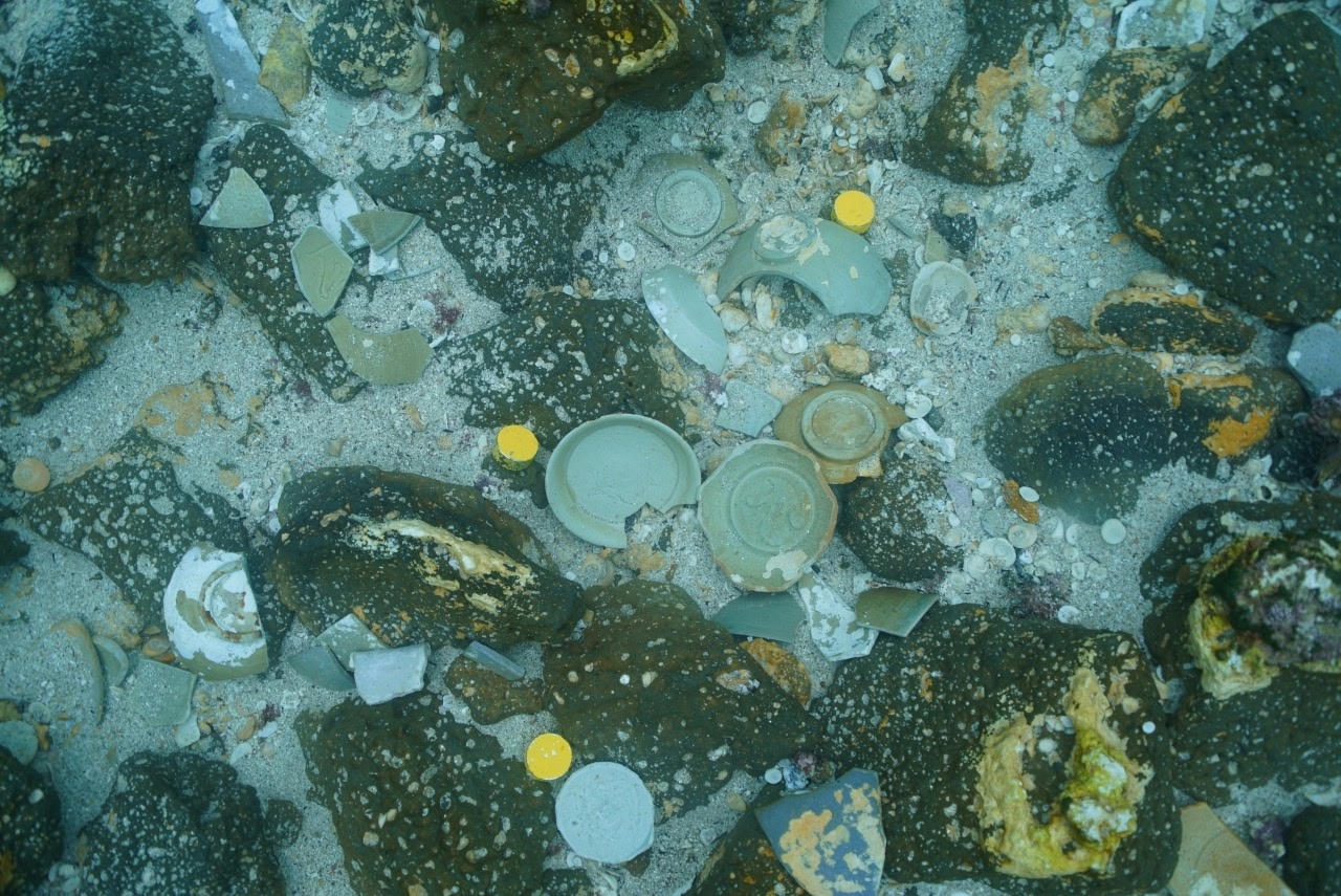 Broken celadon shards lie scattered across rocky seabed off Sinchang-ri on the west coast of Jeju Island, where a Chinese Southern Song dynasty trade ship is believed to have sunk. Unlike Taean’s thick tidal mudflats that help preserve intact cargo, this exposed, high-energy environment offers little protection. (National Research Institute of Maritime Heritage)