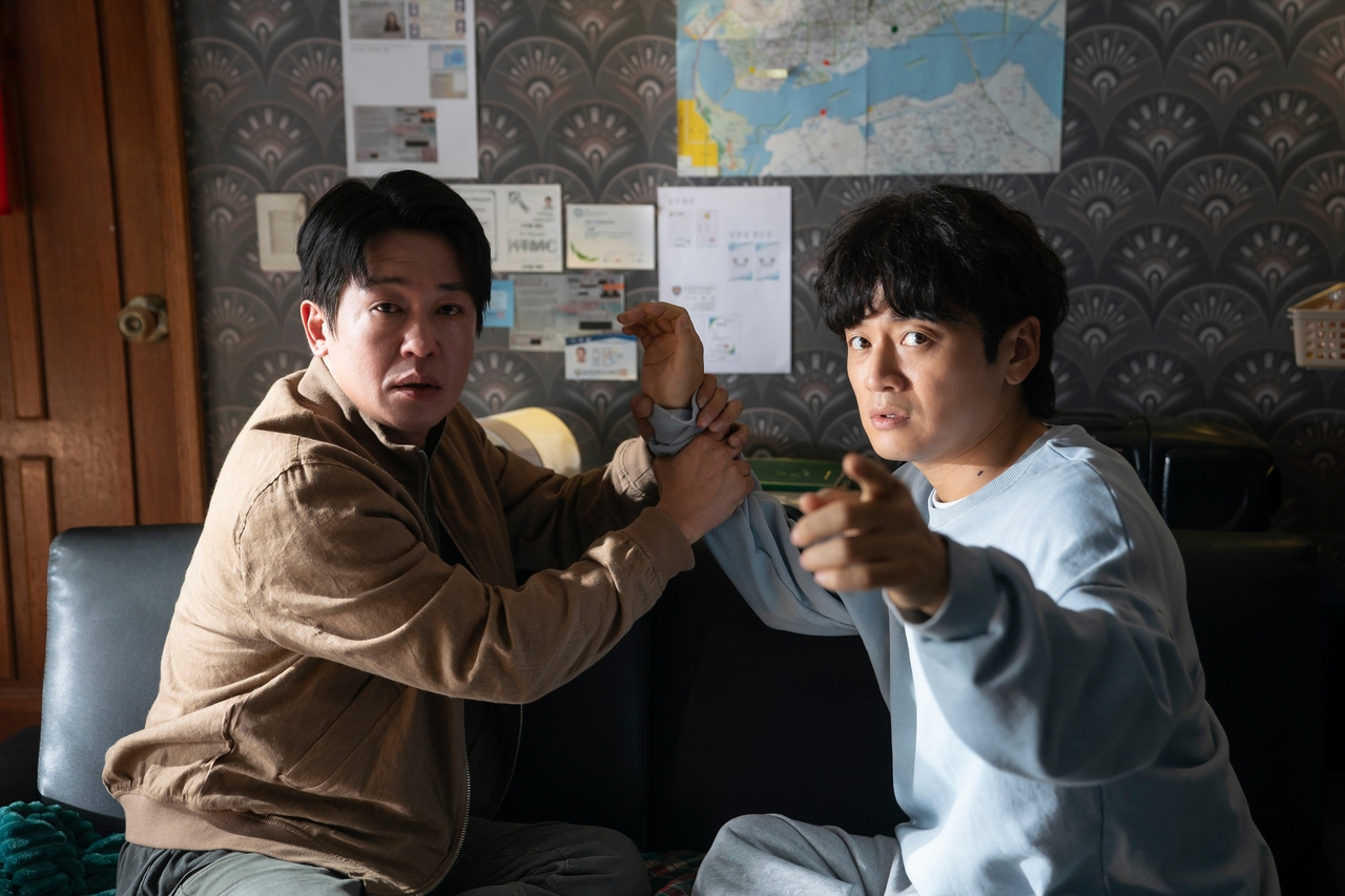 "The Informant," starring Heo Sung-tae (left) and Jo Bok-rae (NS ENM)