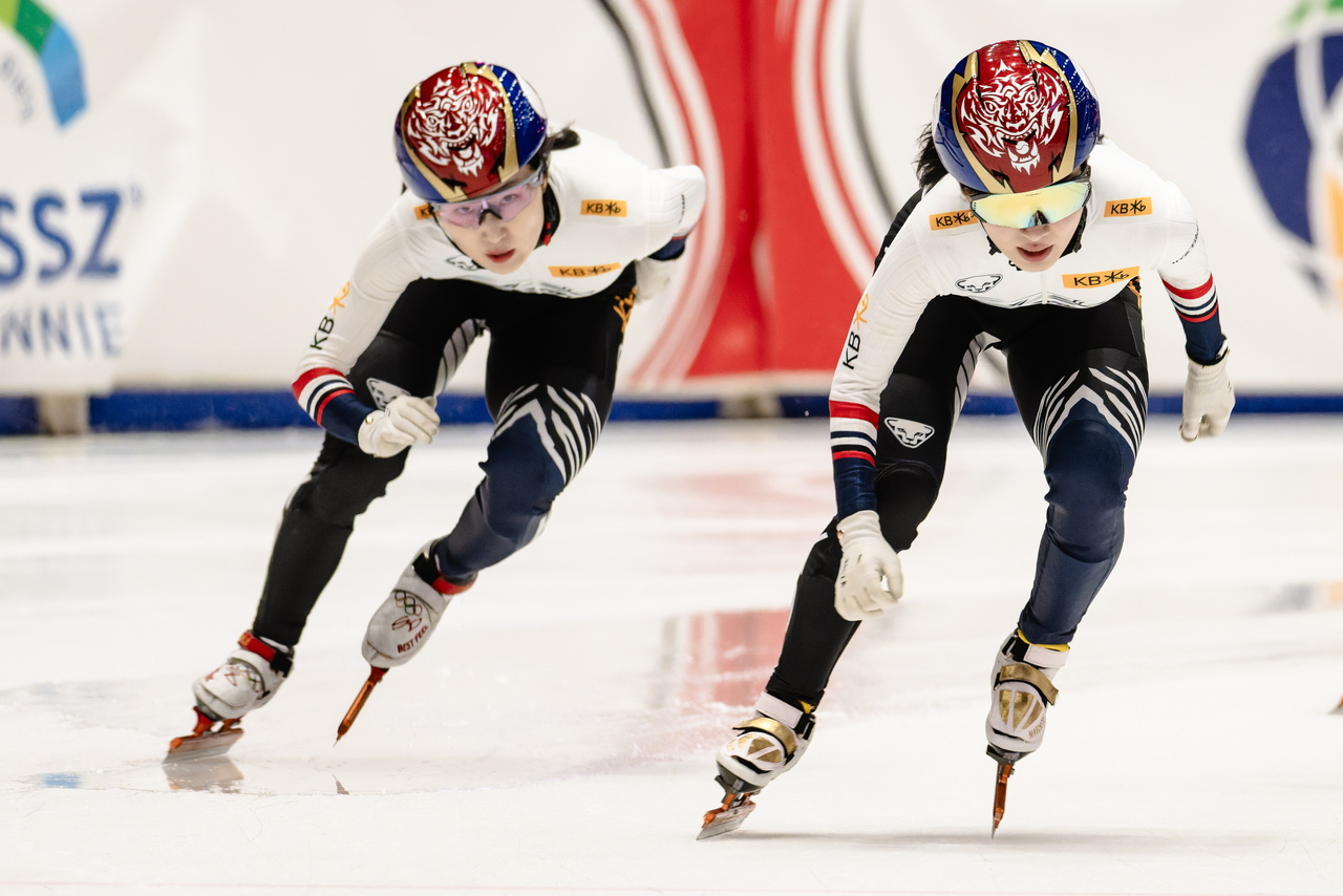 Kim Gil-li (right) and Choi Min-jeong of South Korea compete in the Women's 1500-meter final at the ISU Short track Speed Skating World Rour in Gdansk, Poland, Sunday. (EPA-Yonhap)