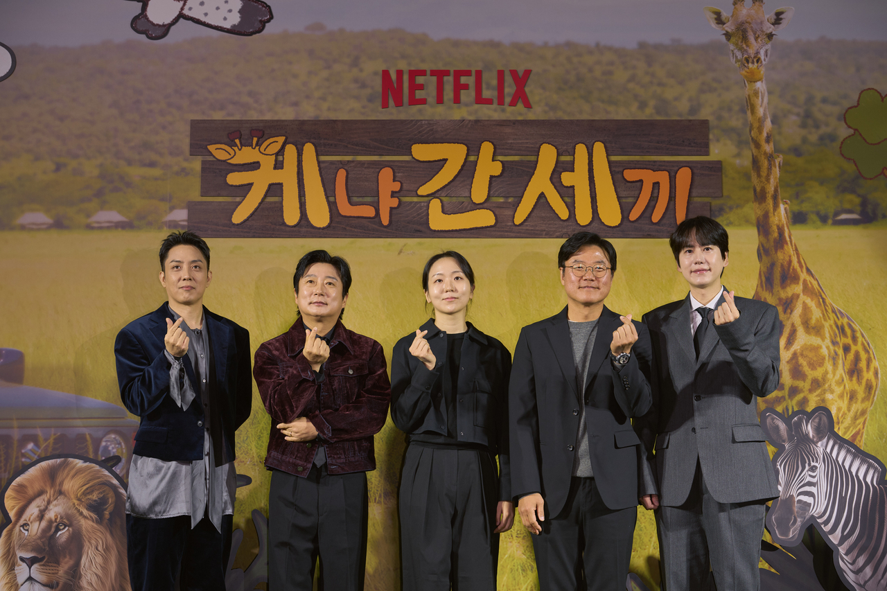 From left: Eun Ji-won, Lee Soo-geun, Kim Ye-sul, Nah Yung-suk and Kyuhyun pose for a photo during a press conference held in Yongsan-gu, Seoul, Tuesday. (Netflix)