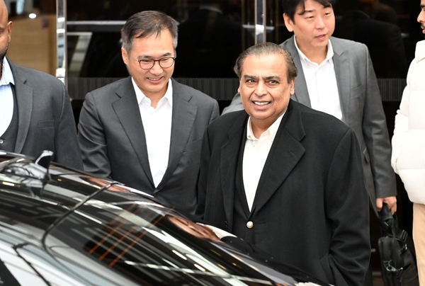 Mukesh Ambani (right), chair of India’s Reliance Industries and Asia’s wealthiest man, arrives at the Seoul Gimpo Business Aviation Center on Tuesday with his eldest son, Akash Ambani, chair of Reliance Jio Infocomm. During his visit, the senior Ambani is expected to tour major Samsung Electronics facilities and attend a dinner meeting with Chair Lee Jae-yong. (Lee Sang-sub/The Korea Herald)