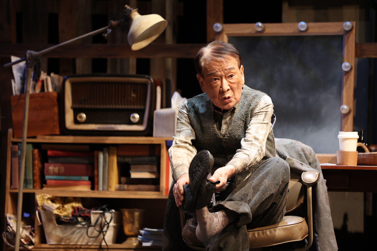 Lee Soon-jae performs in "Waiting for Waiting for Godot" in 2024. (Park Company)