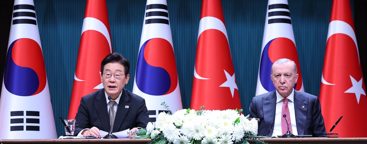 President Lee Jae Myung (L)  and Turkish President Recep Tayyip Erdogan attend a joint press briefing held at the Turkish presidential palace in Ankara on Monday.