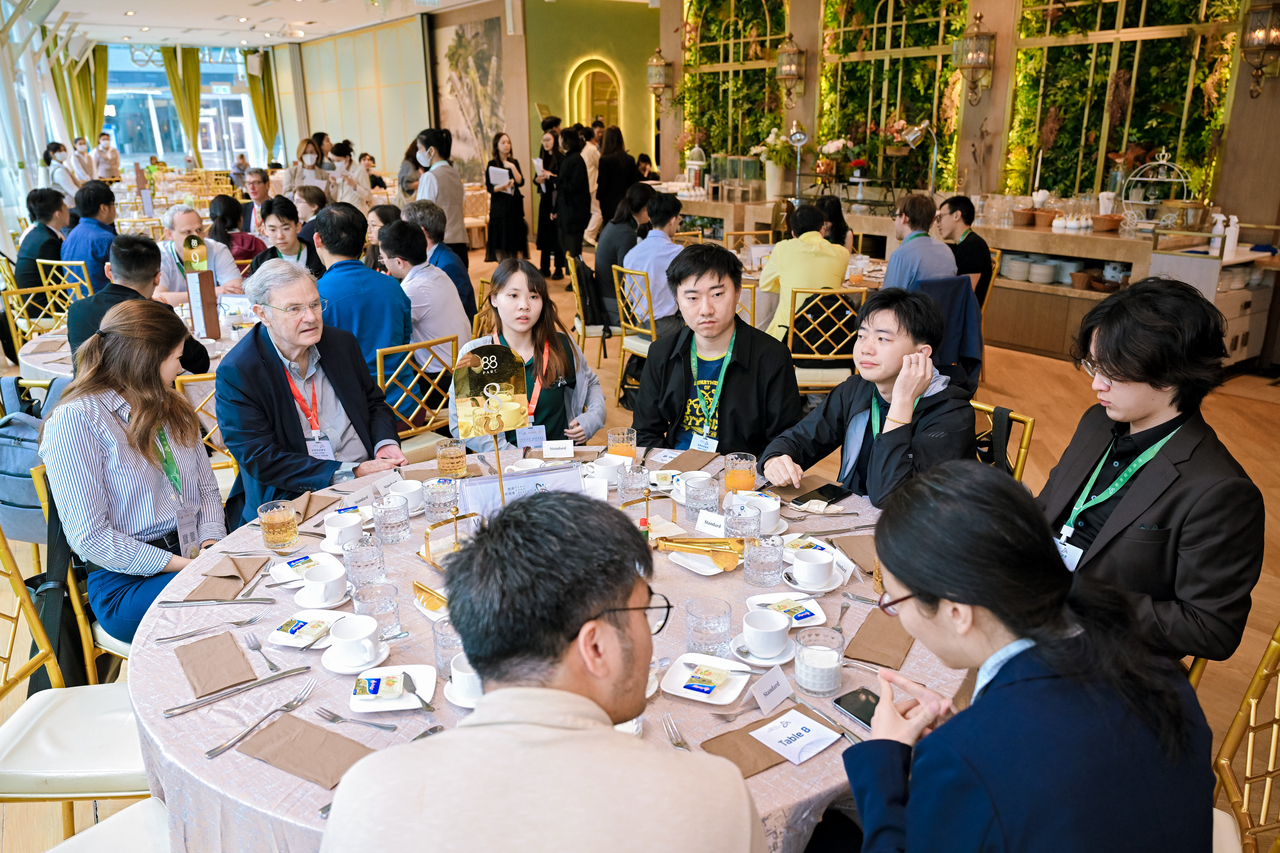 Wolfgang Baumeister talk to young scientists at the Hong Kong Laureate Forum 2025 in Hong Kong. (Hong Kong Laureate Forum)