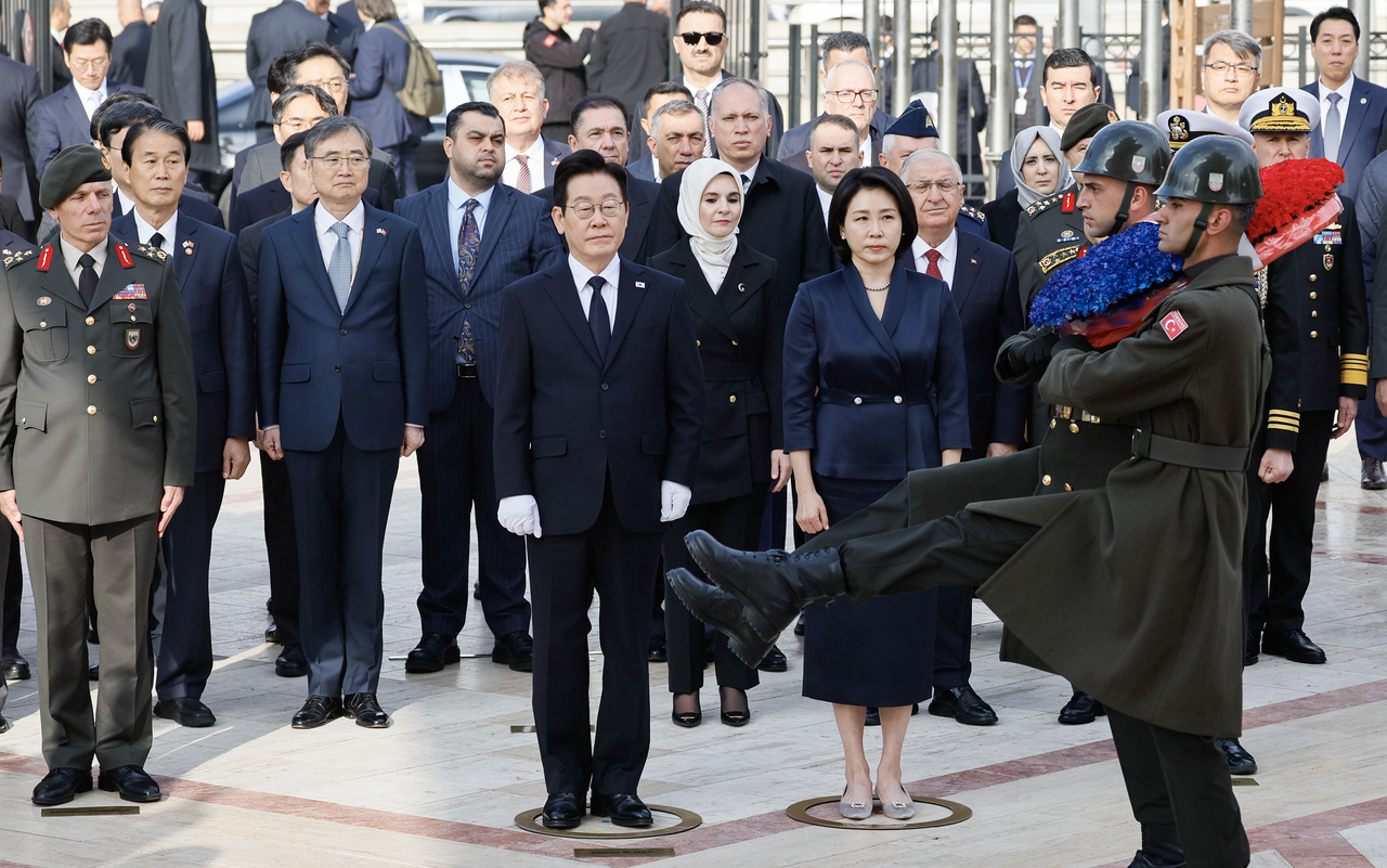 President Lee Jae Myung (cetner) and first lady Kim Hea Kyung visit the Korean War Memorial in Korean Park in Ankara on Tuesday. (Yonhap)