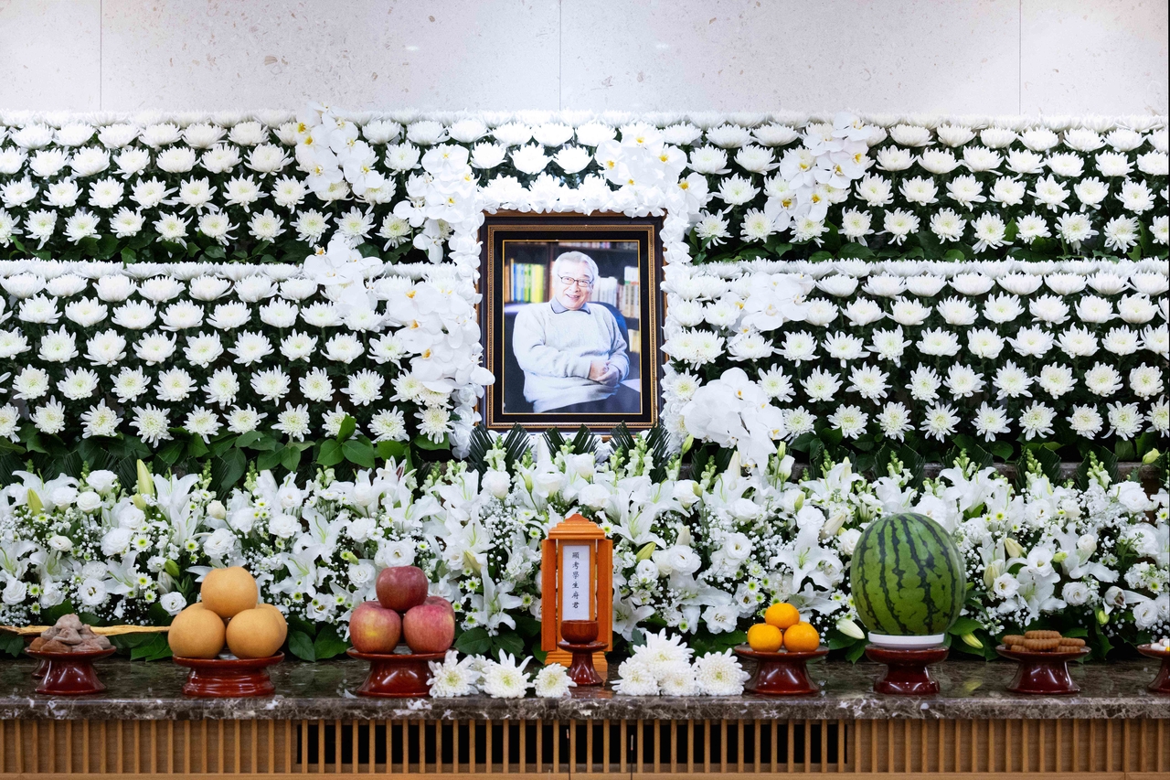 A funeral altar for actor Lee Soon-jae is set up at Asan Medical Center in Seoul on Tuesday. Lee died early on Tuesday morning at the age of 91. (Yonhap)