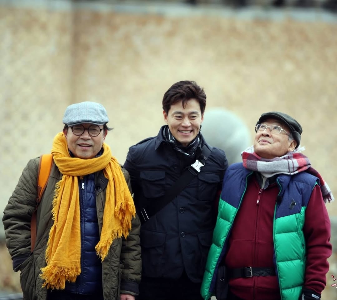 Lee Soon-jae (right) with Shin Gu (left) and Lee Seon-jin during the filming of the travel reality show "Grandpas Over Flowers," shared by the show’s production team. (Channel 15ya)