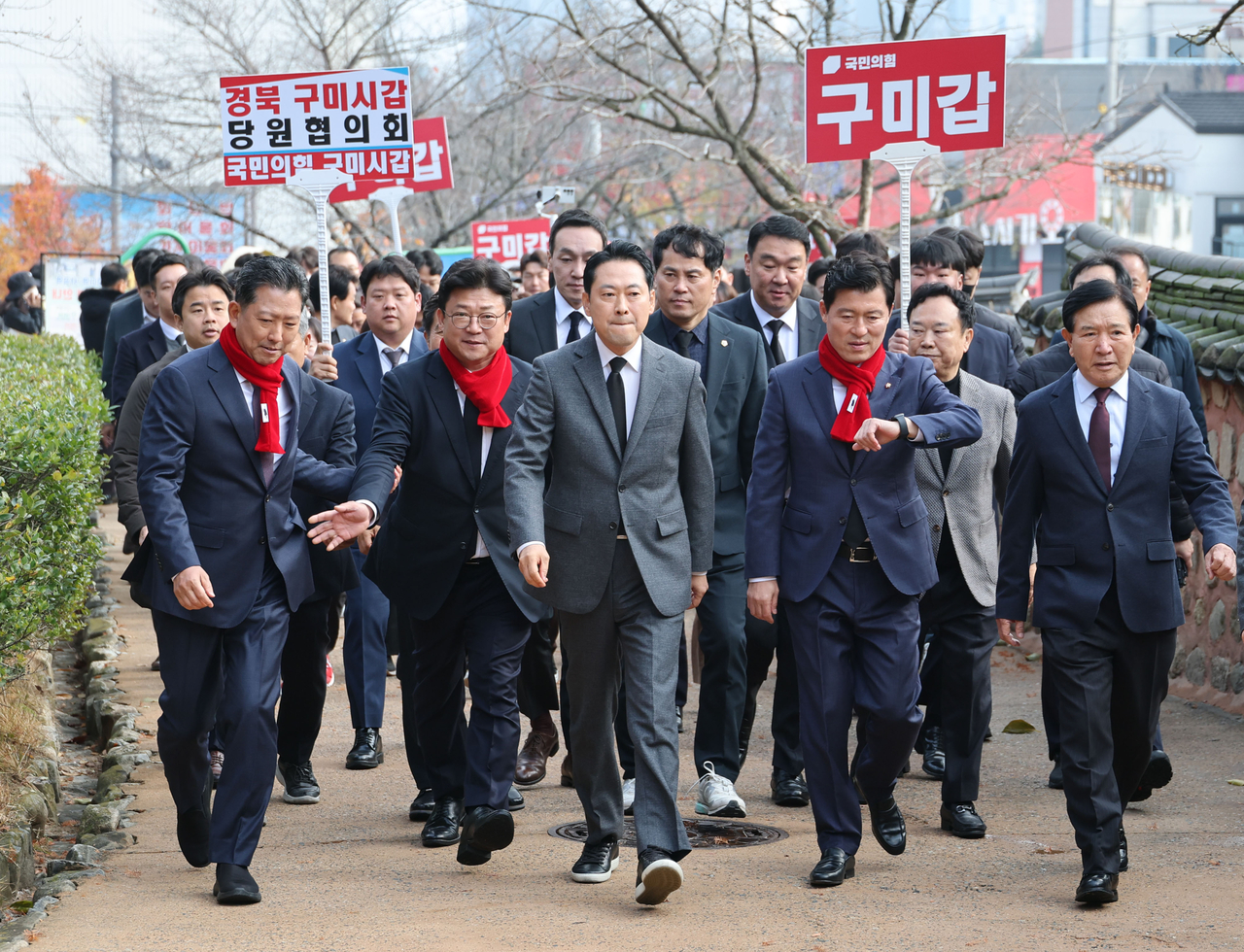 Rep. Jang Dong-hyeok, leader of the main opposition People Power Party, visits the birthplace of former President Park Chung-hee in Gumi, North Gyeongsang Province, on Tuesday. (Yonhap)