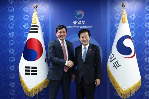 Unification Minister Chung Dong-young (right) and acting US Ambassador to South Korea Kevin Kim shake hands during their meeting in Seoul on Tuesday. (Yonhap)